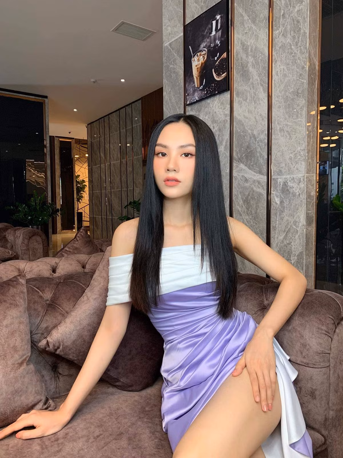 Người đẹp sinh năm 1999 tại Đồng Nai và từng gây chú ý khi có thành tích học tập ấn tượng.