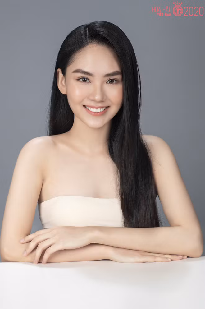 Khoảnh khắc đời thường rạng rỡ, đẹp không cần son phấn của người đẹp 9x đã làm cô trở thành ứng cử viên "nặng ký" cho ngôi vị hoa hậu.