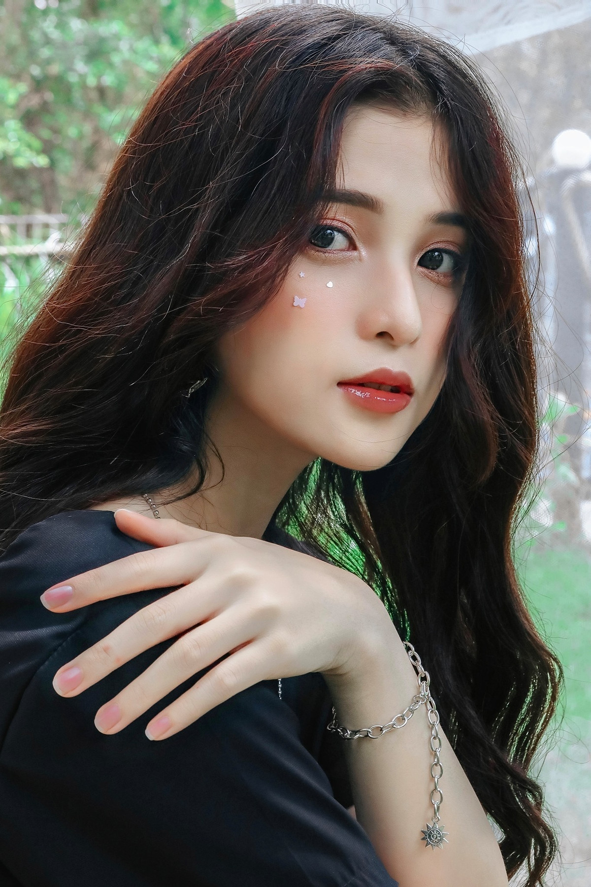 Cô thường chọn cho mình những bộ đồ nữ tính với những chi tiết tạo điểm nhấn vóc dáng.