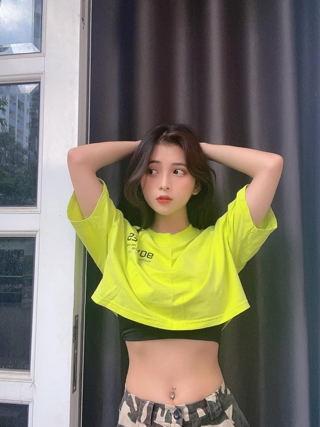 Thư gây ấn tượng với dáng người nhỏ nhắn, tính cách hòa đồng, thân thiện.