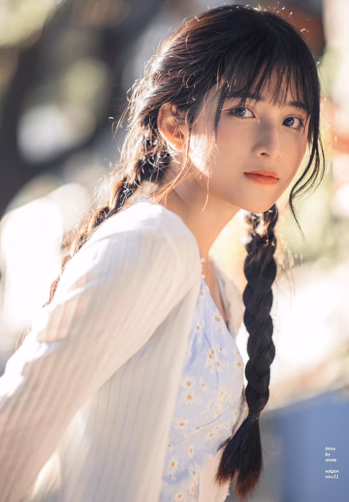 Huỳnh Thư cũng đam mê nghệ thuật từ nhỏ. Từ những ngày đầu bước chân lên Sài Gòn, cô đã trải nghiệm nhiều công việc như ca sĩ, diễn viên, MC, mẫu ảnh.