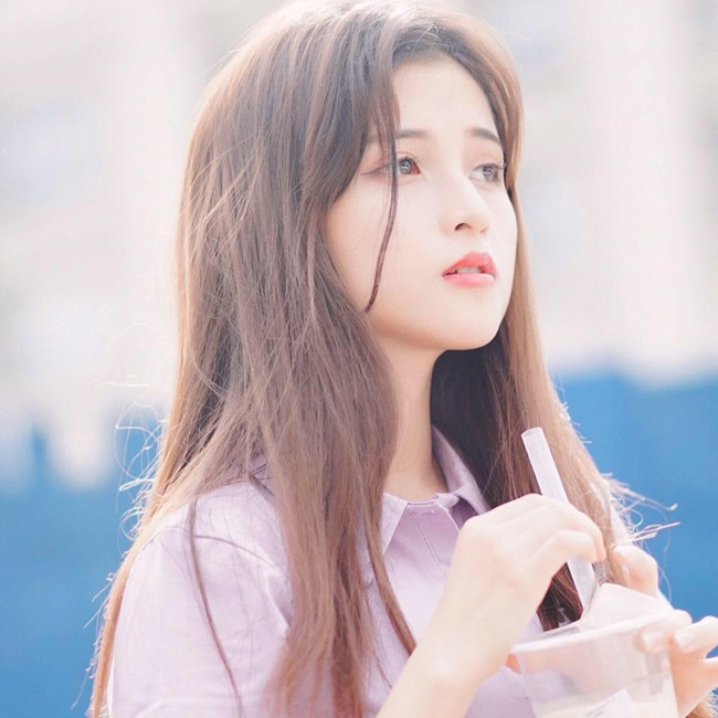 Nàng hot girl 9x được biết đến với vai trò người mẫu ảnh, diễn viên sở hữu nhan sắc trong trẻo, ưa nhìn.