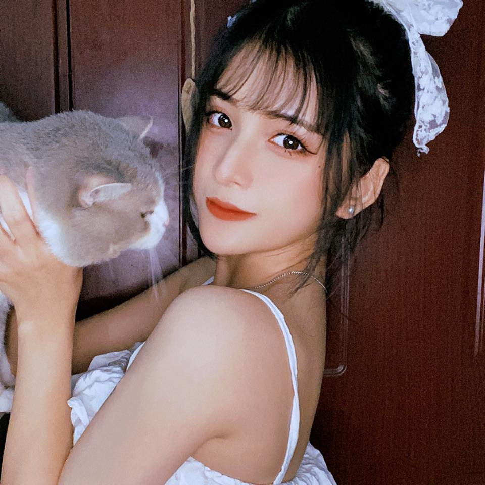 Huỳnh Thư thường lựa chọn ăn mặc theo phong cách trẻ trung, tôn dáng phù hợp độ tuổi.