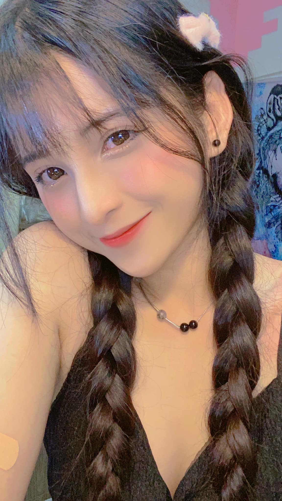 Cô chỉ cao 1m55 nhưng thân hình lại cân đối nên tỷ lệ cơ thể của cô vẫn được nhận xét là đẹp.