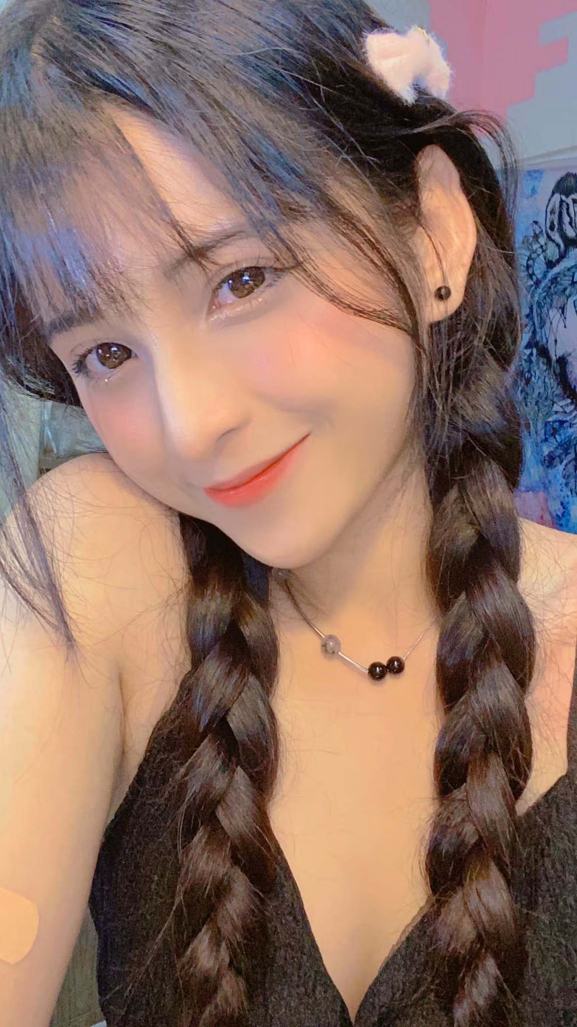 Cô chỉ cao 1m55 nhưng thân hình lại cân đối nên tỷ lệ cơ thể của cô vẫn được nhận xét là đẹp.