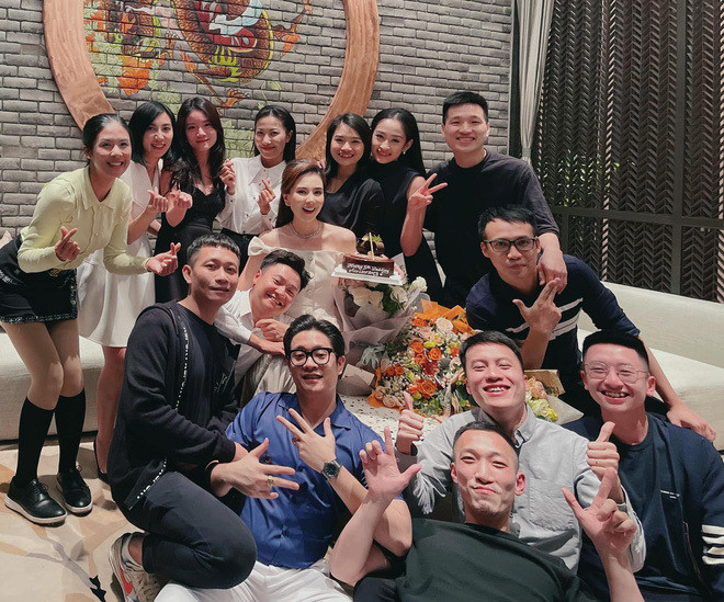 "Thật sự là quá nhiều sự bất ngờ! Dịch bệnh nên cứ nghĩ một buổi tối với người người bên nhau đã là quá tuyệt rồi...Thế mà có người nhất quyết phải tạo bất ngờ mới chịu, vỡ oà hạnh phúc khi gần như đủ cả phù dâu, phù rể của đúng buổi tối 5 năm về trước" - Mai Ngọc chia sẻ.