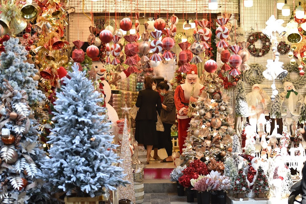 Còn khoảng 20 ngày nữa mới đến dịp Giáng sinh nhưng ngay từ bây giờ con phố Hàng Mã (Hà Nội) đã trở nên nhộn nhịp và đông đúc.