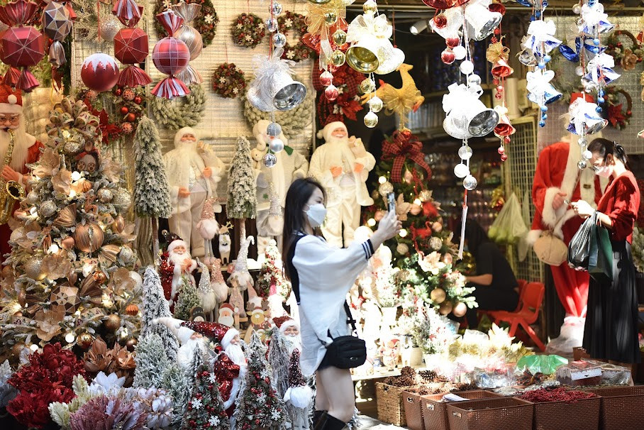 Thời điểm này rất dễ bắt gặp nhiều bạn trẻ rủ nhau đến đây để check-in tận hưởng không khí Noel sớm.