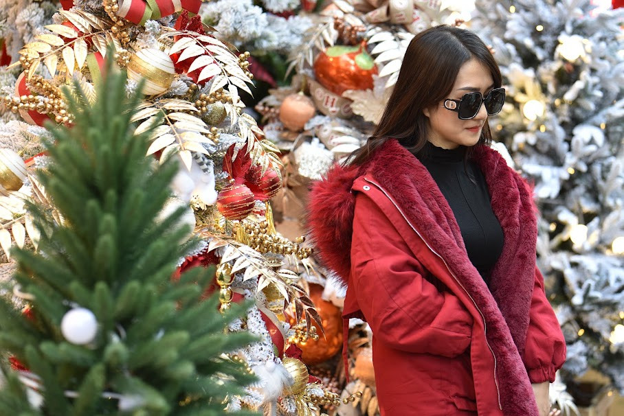 Nhiều bạn trẻ đã chọn trang phục màu đỏ để chụp hình đúng với màu sắc của ngày Giáng sinh.