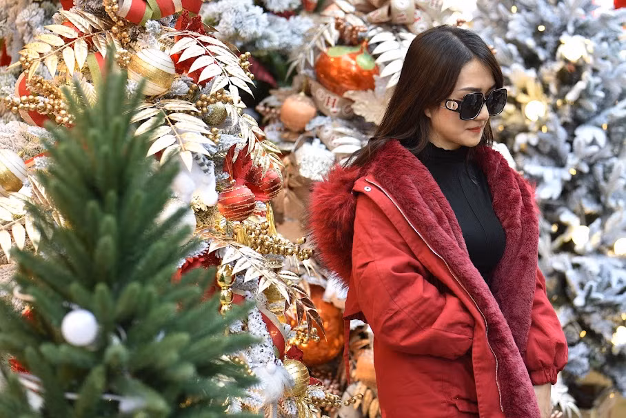 Nhiều bạn trẻ đã chọn trang phục màu đỏ để chụp hình đúng với màu sắc của ngày Giáng sinh.