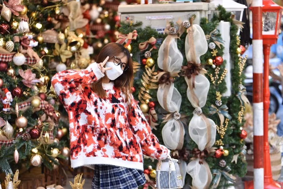 Theo nhiều bạn trẻ, đây là thời điểm thích hợp nhất để có những bức hình đẹp bởi vẫn còn ít người tìm đến đây mua hàng.