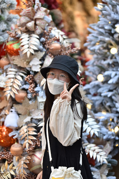 Bên cạnh đến chụp hình thì các bạn trẻ đến đây chọn mua sớm những món đồ yêu thích.