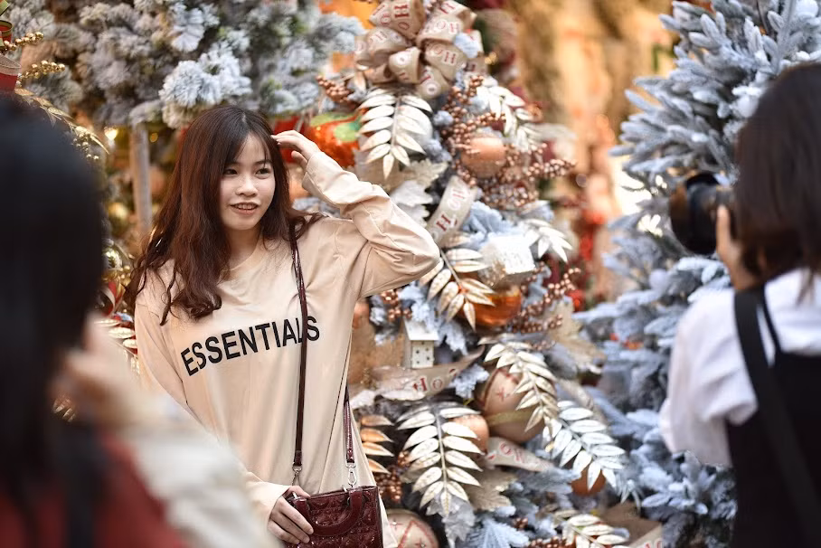 Một số đứng tràn ra ngoài đường để có căn góc ưng ý hoặc phải chờ người khác chụp xong mới đến lượt.