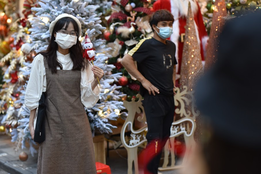 Lượng người đến vẫn chưa đông nên các bạn trẻ có rất nhiều khoảng không gian để chụp những bức hình Noel sớm.