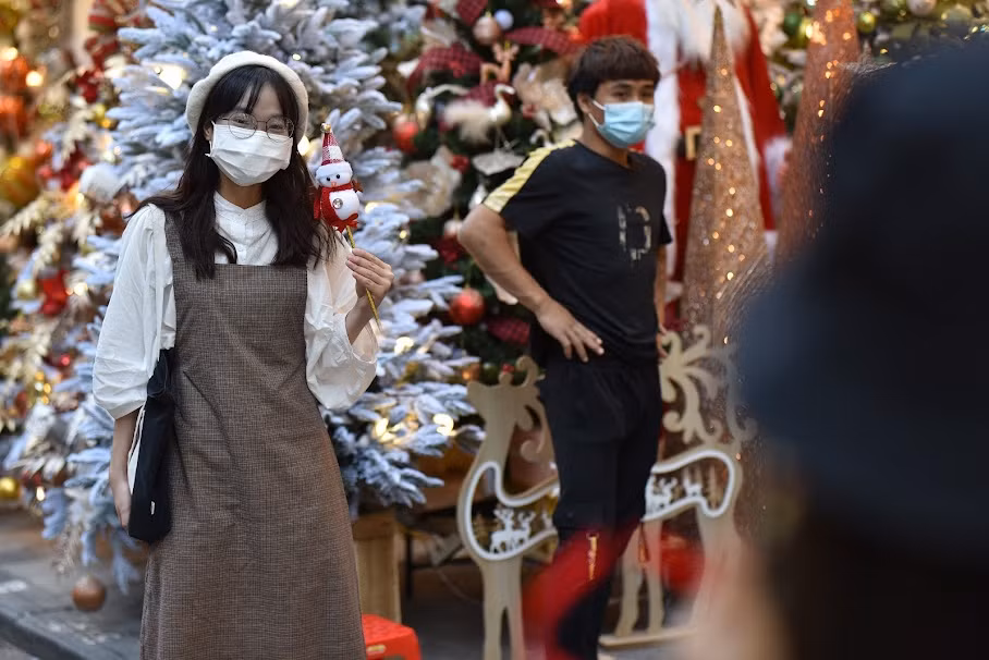 Lượng người đến vẫn chưa đông nên các bạn trẻ có rất nhiều khoảng không gian để chụp những bức hình Noel sớm.