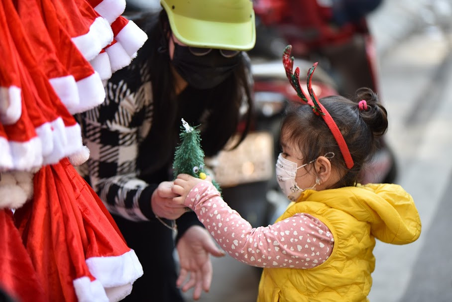 Đối với nhiều người, dù không phải là người theo đạo nhưng Giáng sinh vẫn là một ngày lễ quan trọng, là dịp gặp gỡ, tặng nhau những món quà nhỏ.