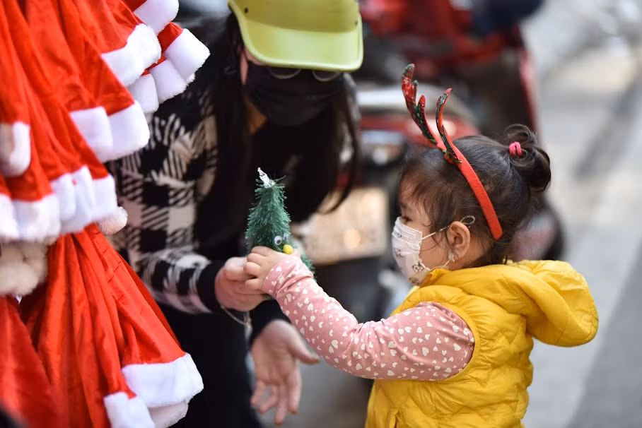 Đối với nhiều người, dù không phải là người theo đạo nhưng Giáng sinh vẫn là một ngày lễ quan trọng, là dịp gặp gỡ, tặng nhau những món quà nhỏ.