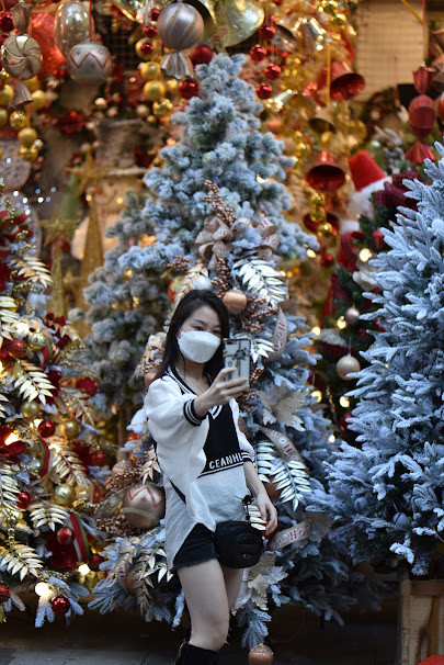 Thời điểm hiện tại trên phố Hàng Mã, những đồ trang trí Noel đã được bày bán rất nhiều.