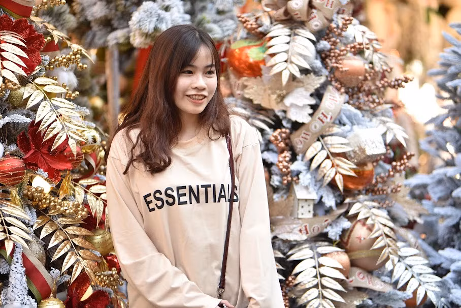 Những cửa hàng có thiết kế và trang trí nổi bật tập trung đông bạn trẻ tạo dáng chụp hình.