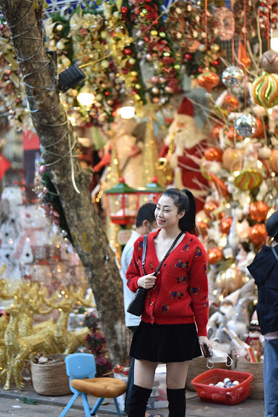 Tranh thủ thời gian phố Hàng Mã vẫn chưa đông đúc, nhiều bạn trẻ đã ra để chụp hình check-in Noel sớm tại nơi đây.