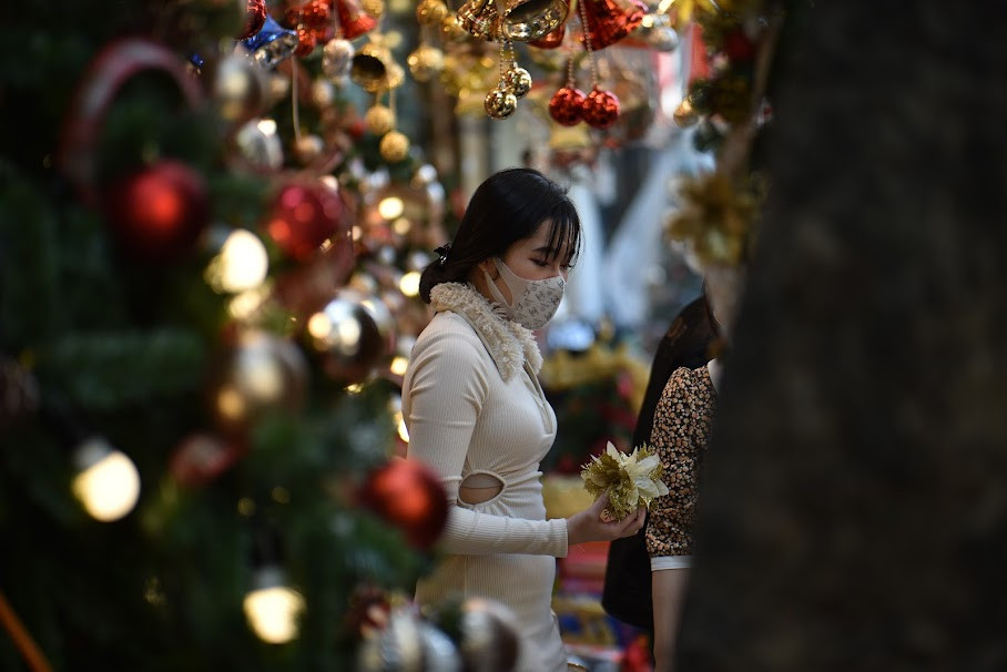 Một số không ngại di chuyển hàng chục km để đi thăm thú, chụp ảnh, check - in phố Hàng Mã trước thềm Noel.