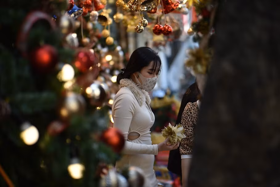 Một số không ngại di chuyển hàng chục km để đi thăm thú, chụp ảnh, check - in phố Hàng Mã trước thềm Noel.