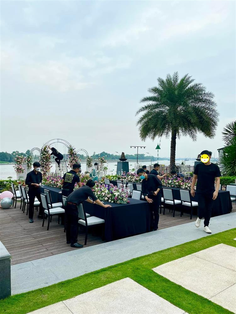 Doanh nhân Nguyễn Quốc Vũ còn thuê hẳn một e-kip trang trí sân khấu, tổ chức ăn uống linh đình ngoài trời.