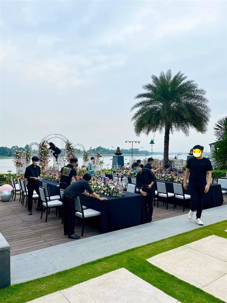 Doanh nhân Nguyễn Quốc Vũ còn thuê hẳn một e-kip trang trí sân khấu, tổ chức ăn uống linh đình ngoài trời.