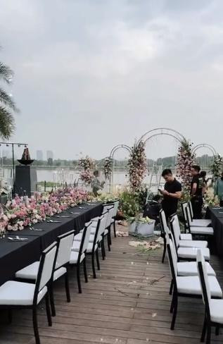 Theo như Đoàn Di Băng chia sẻ, do tình hình dịch bệnh nên bữa tiệc kỷ niệm chủ yếu toàn người nhà. Vợ chồng nữ đại gia đã đặt 12 phòng thường và 1 phòng đặc biệt dành cho bữa tiệc.