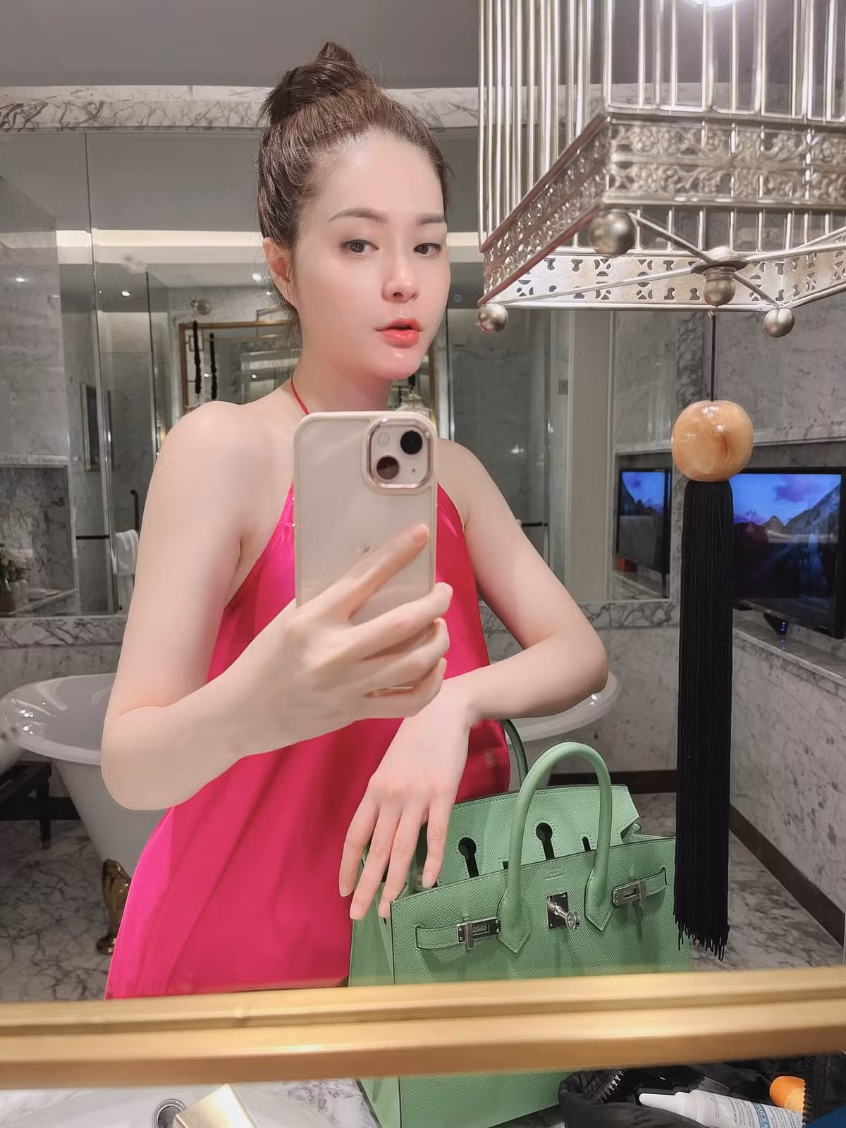 “Choang” bua tiec ky niem “sac mui tien” cua nu dai gia quan 7