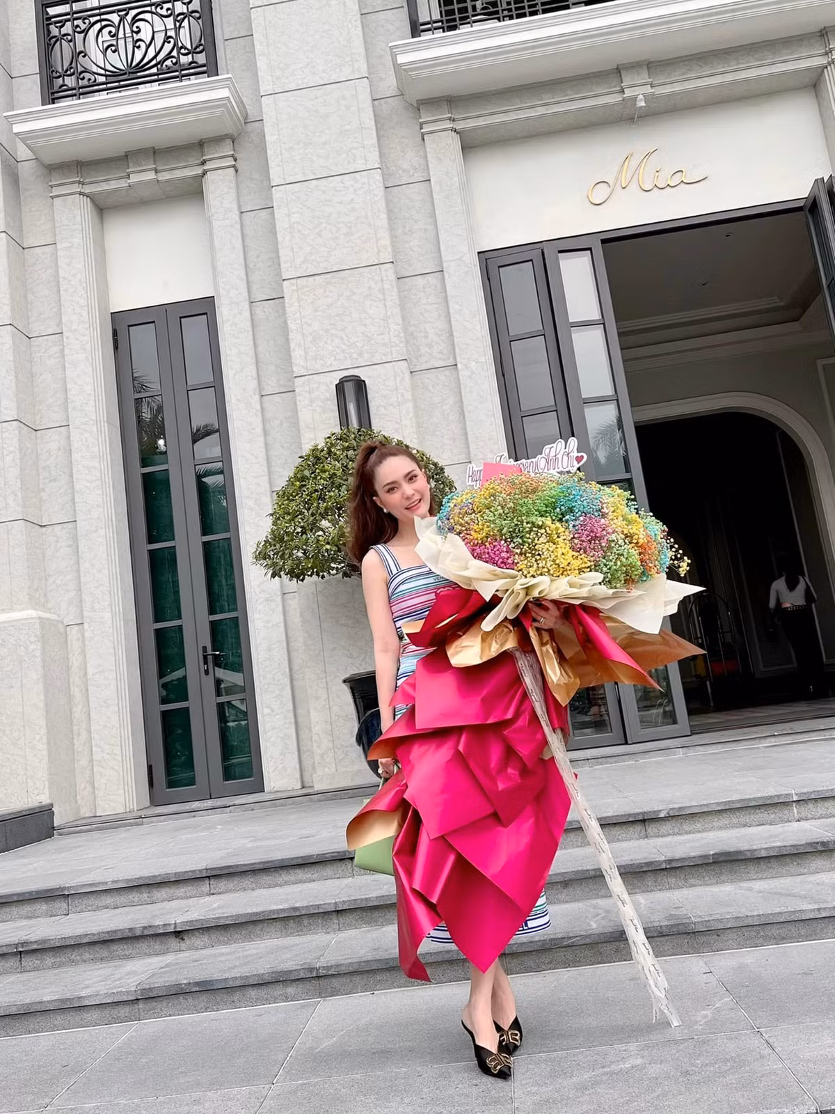 Doanh nhân Quốc Vũ từng tặng vợ những món quà đắt đỏ, xe sang, hàng hiệu và những món đồ xa xỉ khác.