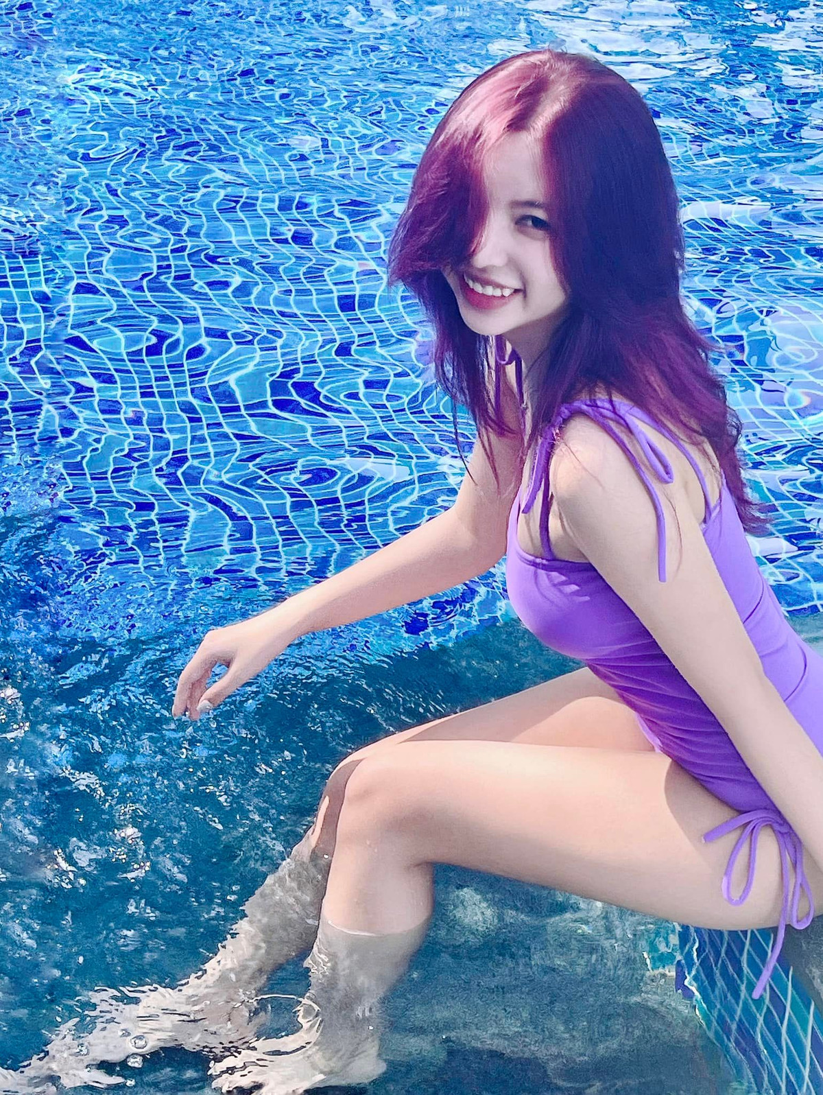 Streamer Ohsusu sinh năm 1993, cô nàng có gương mặt sắc sảo cùng thân hình phồn thực.