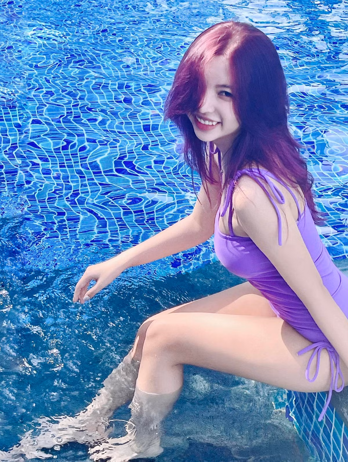 Streamer Ohsusu sinh năm 1993, cô nàng có gương mặt sắc sảo cùng thân hình phồn thực.