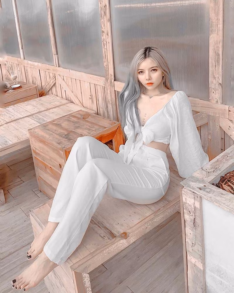 Phong cách thời trang đa sắc màu và phóng khoáng càng giúp Ohsusu được nhắc tới nhiều hơn. Ảnh: FBNV