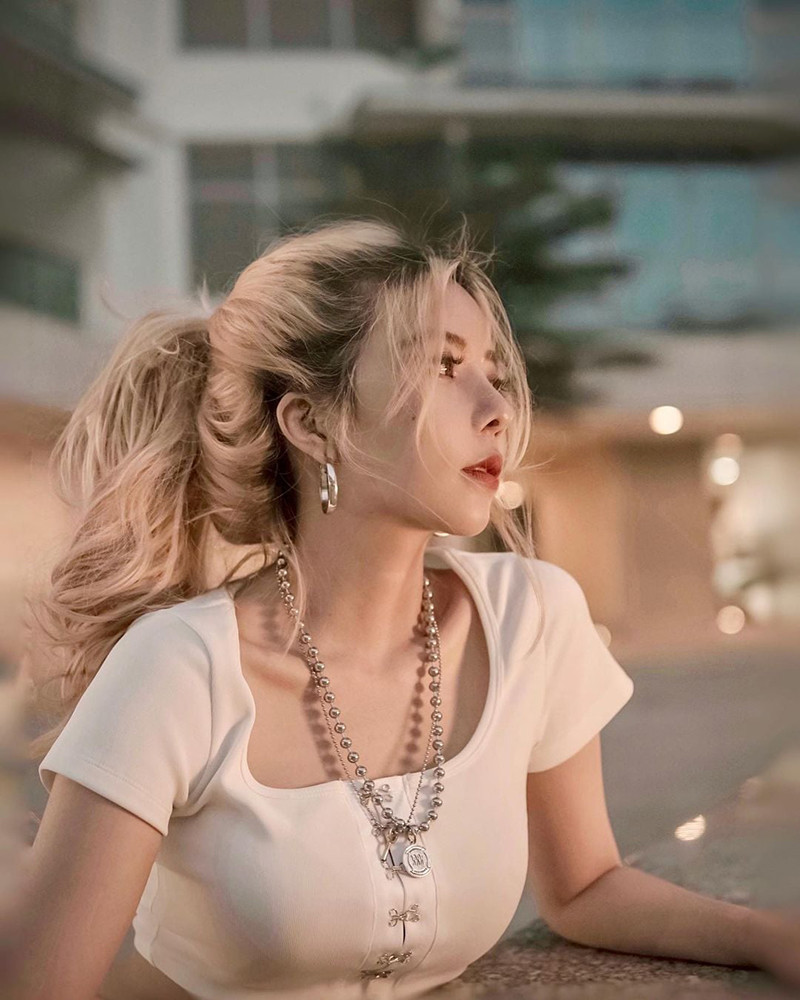 Không chỉ có thân hình cân đối, cô còn là người có guu thời trang ấn tượng.