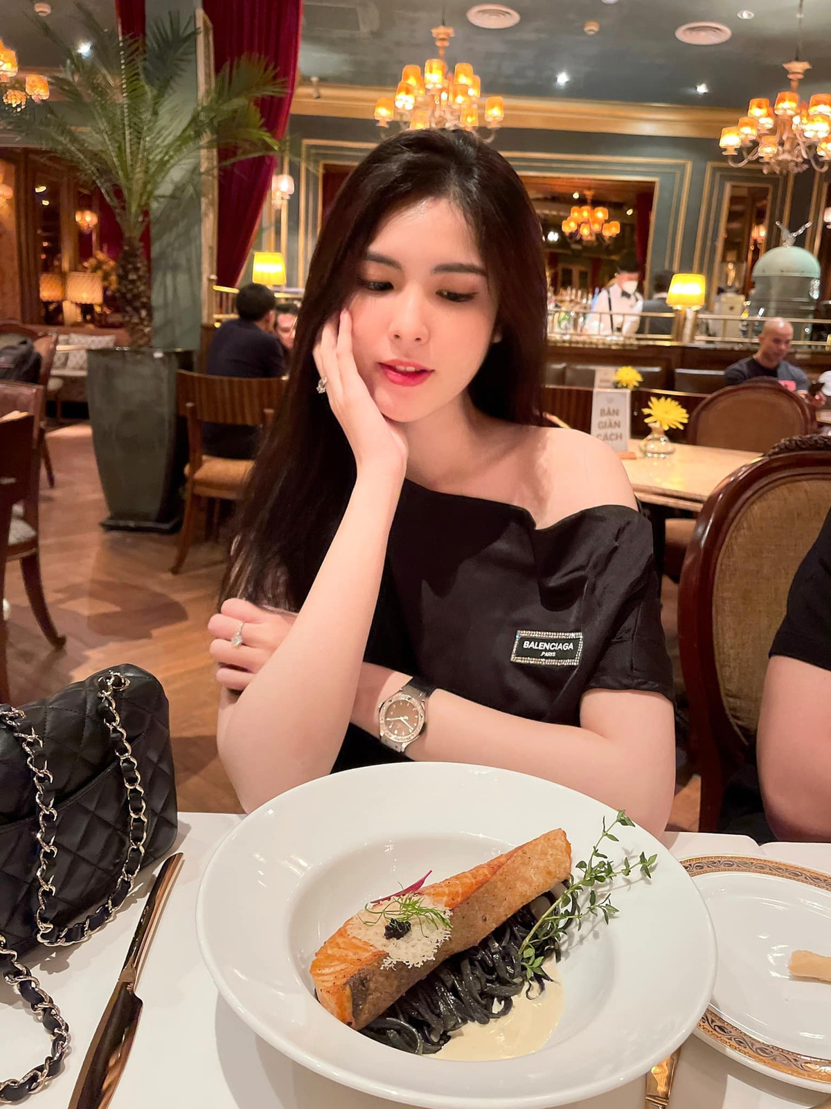 Nhờ lợi thế ngoại hình đẹp, Đoan Nghi tự tin theo đuổi nhiều style khác nhau, không gò bó bản thân vào một phong cách thời trang nhất định.