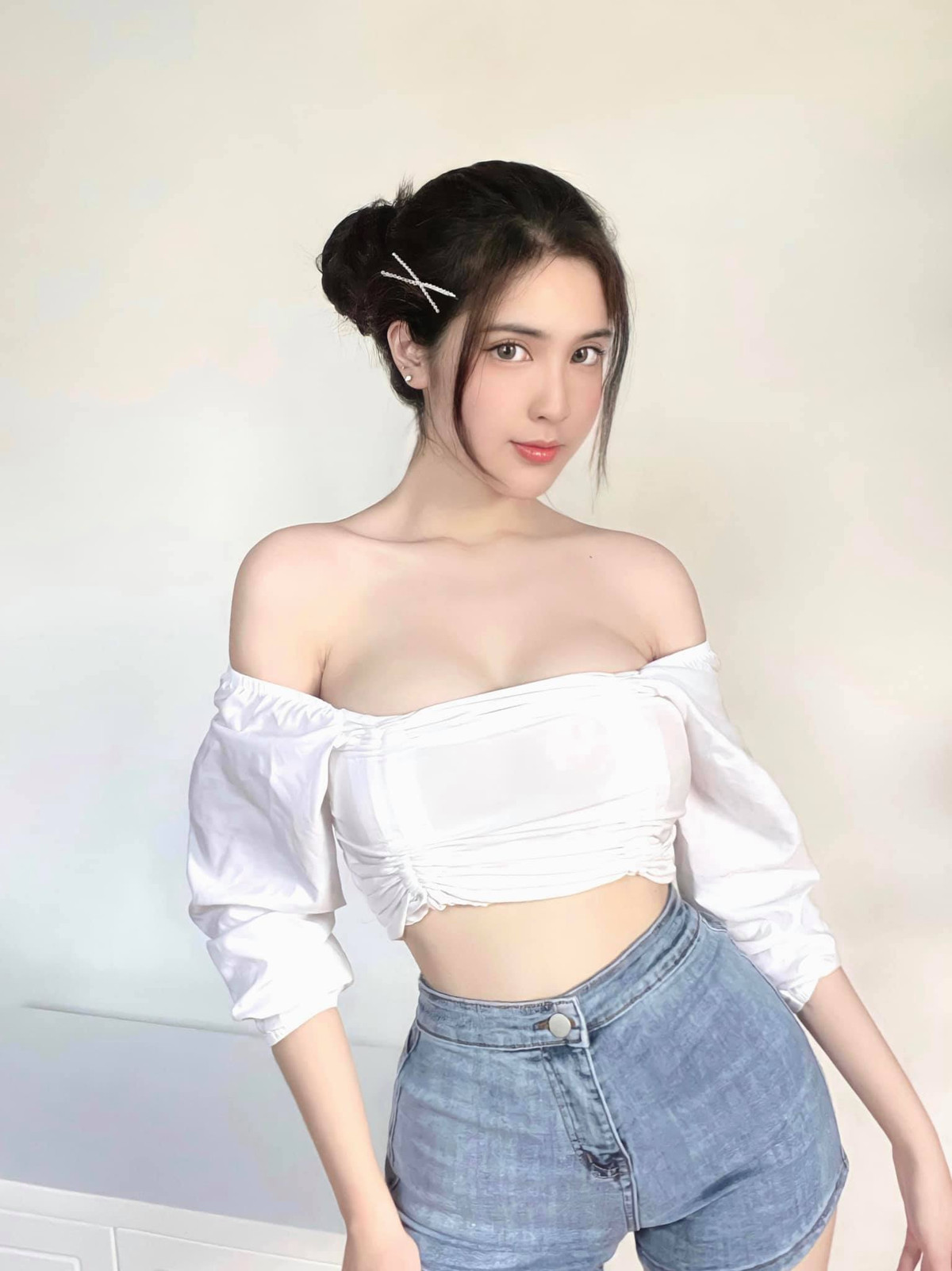 Trong một lần chia sẻ, Đoan Nghi cho biết mức thu nhập từ các công việc này của cô lên đến gần 100 triệu đồng trước khi bị dịch COVID-19 gây ảnh hưởng.