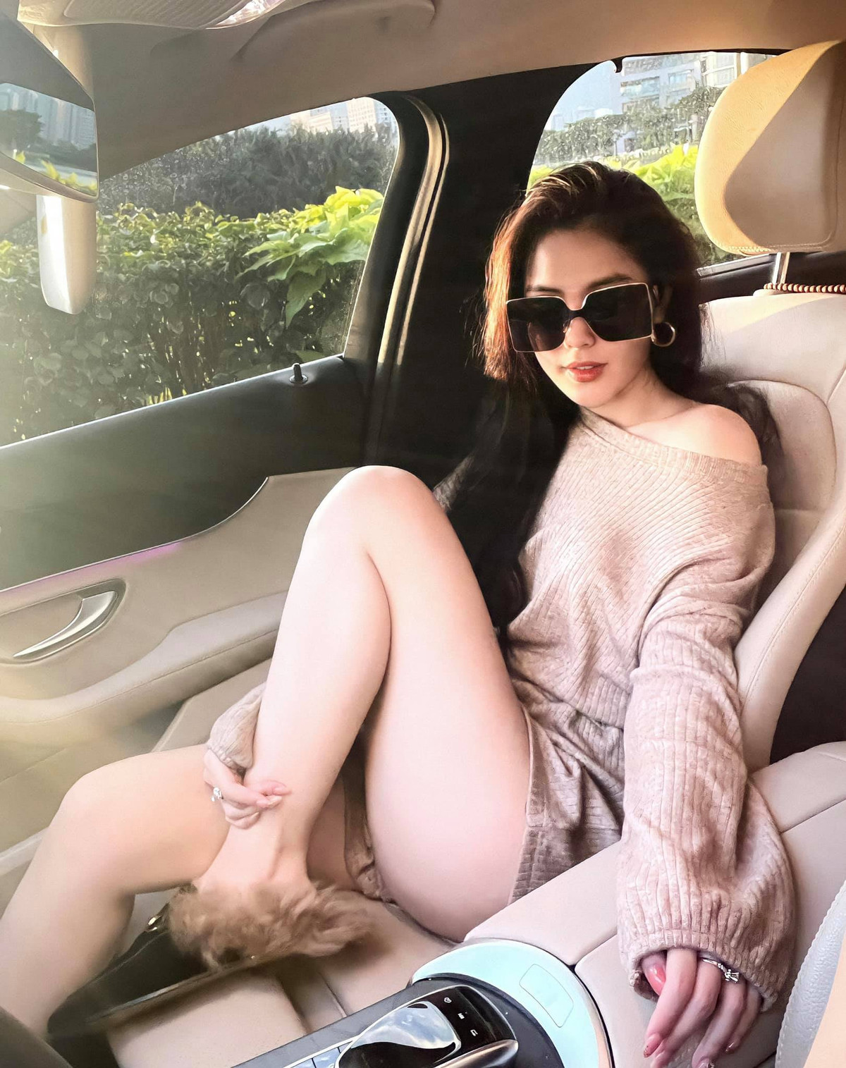 Mang trong mình hai dòng máu Việt - Trung, "hot girl áo dài" một thời gây ấn tượng bởi nhan sắc xinh đẹp, ngọt ngào cùng vóc dáng gợi cảm và số đo 3 vòng bốc lửa: 87-56-96 (cm).