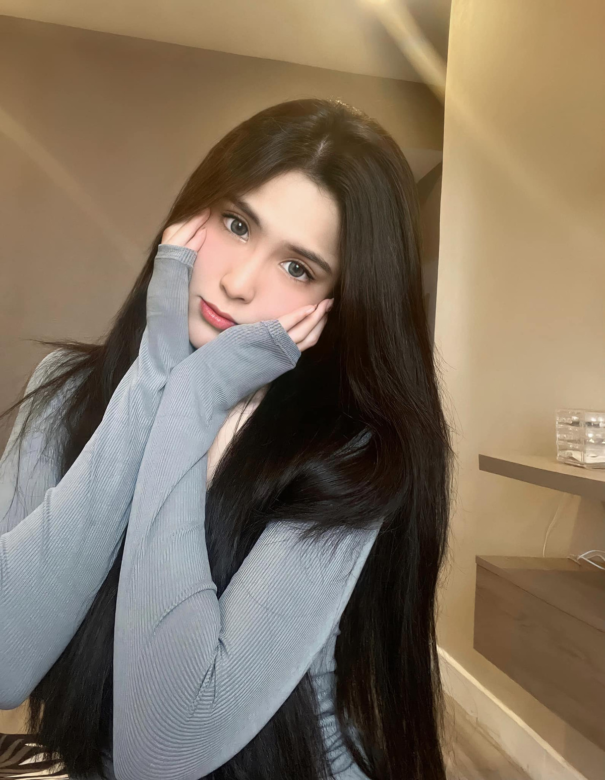 Ngoài style năng động thường ngày, cô còn chuộng những thiết kế ôm sát cơ thể, khai thác triệt để đường cong gợi cảm.