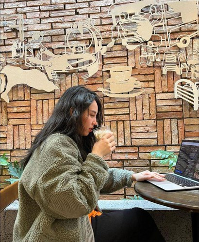 Được biết, sau khi tốt nghiệp THPT, cô giáo Minh Thu thi một ngành khác theo định hướng của cha mẹ. Tuy nhiên, trong kỳ thi năm đó, cô thi trượt dù điểm khá cao.