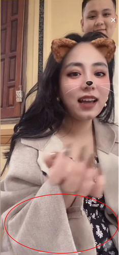 Với khoảnh khắc này, nhiều người còn mạnh dạn dự đoán cô giáo Vật lý Minh Thu mang thai được khoảng 5 - 6 tháng và rần rần gọi tên bạn trai cô - Minh Vẹo.