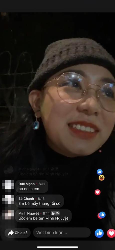 Ngoài ra, do chiếc váy Minh Thu mặc khi đó không siết eo, kết hợp lúc đứng dậy không để ý khiến trang phục phồng lên nên đã gây ra sự hiểu nhầm trầm trọng này.