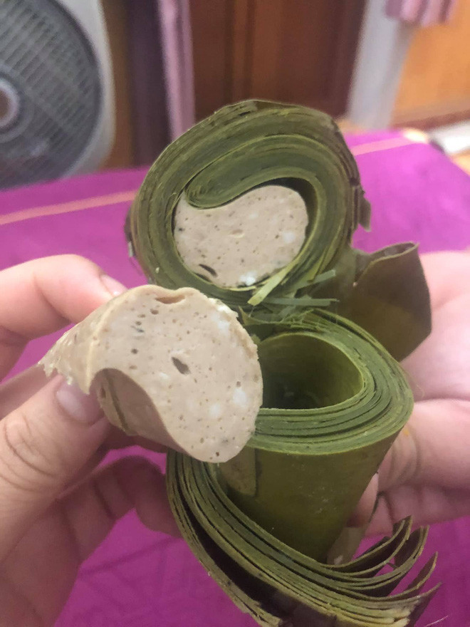 Nào là bánh kẹo Tết ngoài một đằng trong một nẻo, đến cả bánh chưng, bánh tét hay khúc giò nhiều người bán hàng vẫn có thể tạo nên "cú lừa" dành cho người mua.