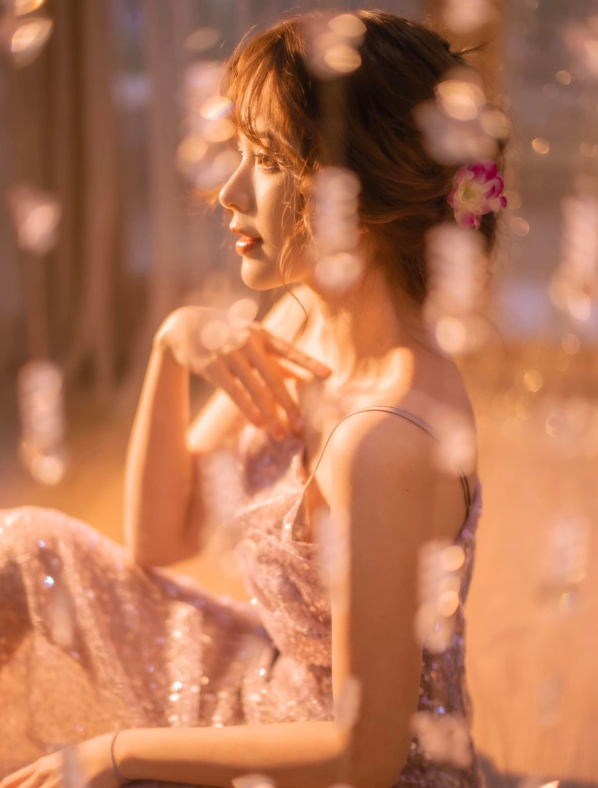 Hiện tại, gái xinh 9x làm mẫu ảnh, quay quảng cáo và đóng phim ngắn. Thu nhập khá cao mỗi tháng của Huyền có thể giúp cô tự trang trải cuộc sống, chi tiêu khá thoải mái.