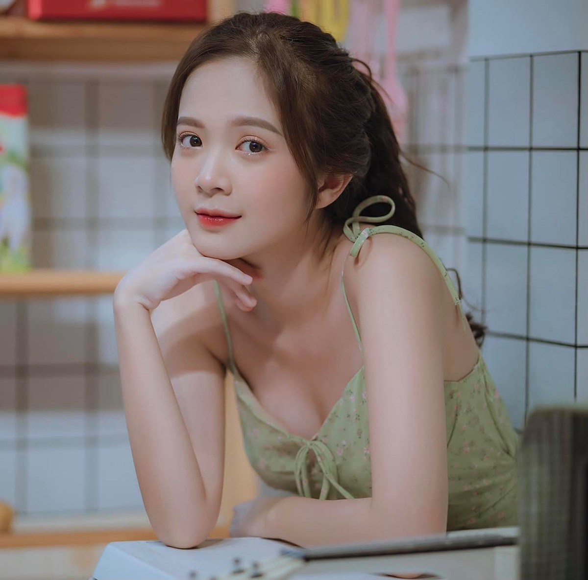 Cựu hot girl Sư phạm đã và đang có bước đi sâu hơn với công việc diễn xuất chuyên nghiệp khi đảm nhận vai diễn trong bộ phim như "Những ngày không quên" hay mới nhất là "Mặt nạ gương".