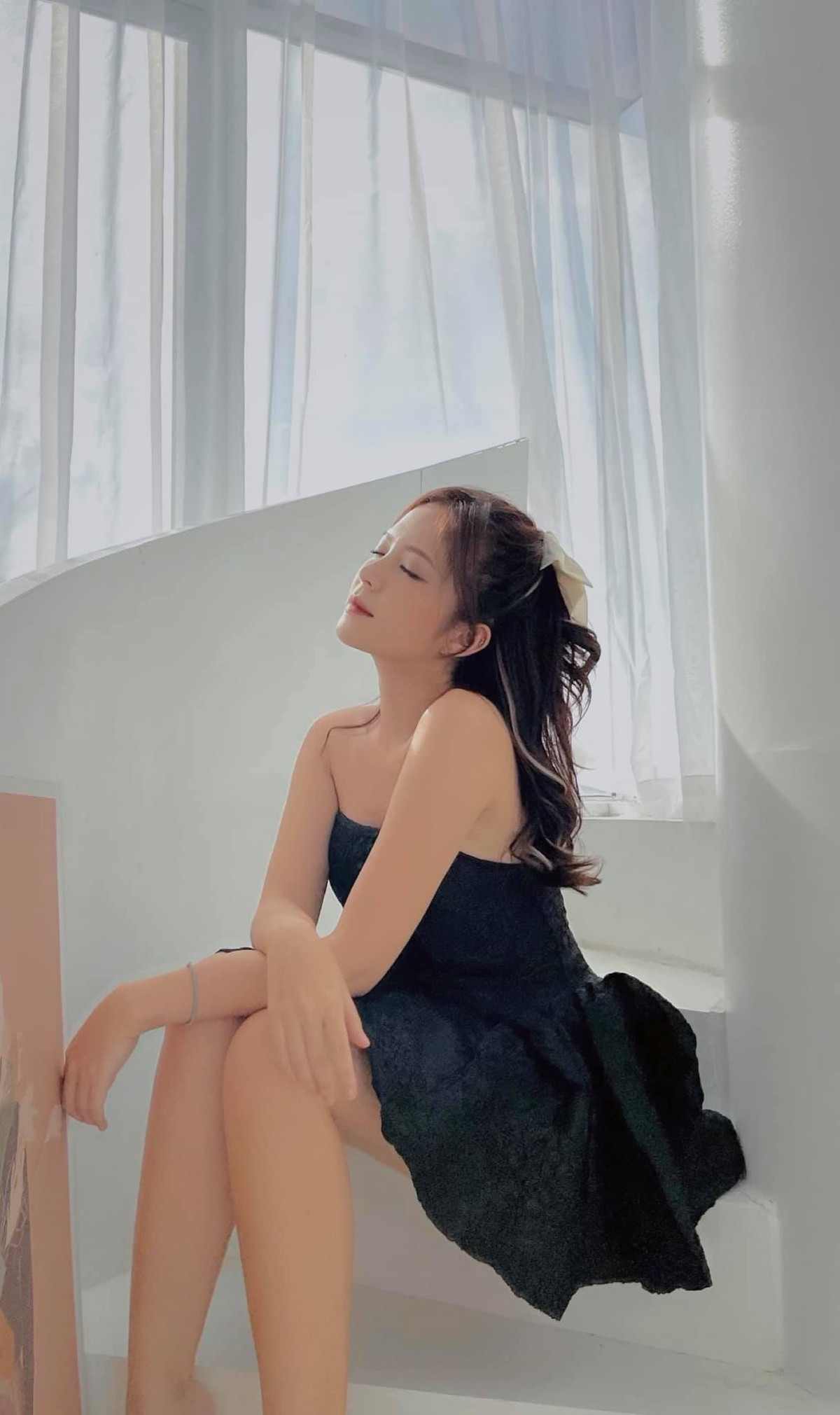 Trước khi tham gia đóng phim, Nguyễn Hoàng Ngọc Huyền được biết đến là người mẫu ảnh nổi tiếng trên mạng.