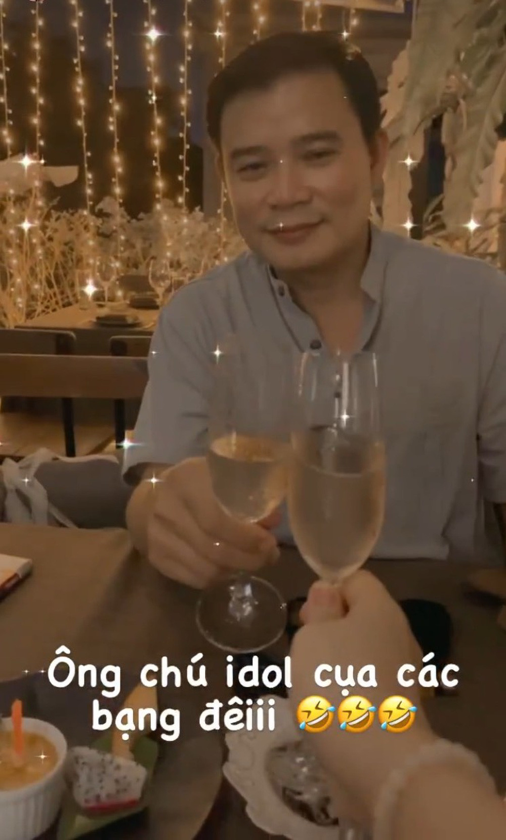 Cô không ngại ngần về khoảng cách tuổi tác của bạn trai mà tự hào giới thiệu: "Ông chú idol của các bạn đây".