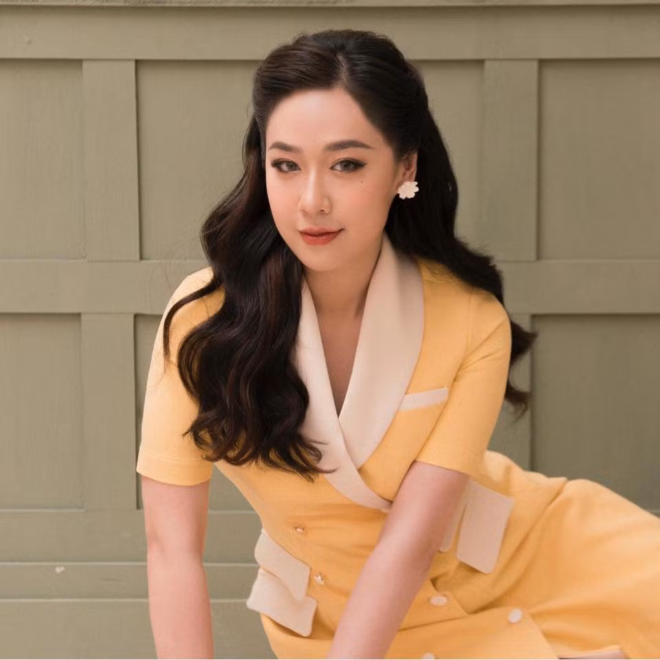 Khác với nhiều người đẹp thường giấu kín về chồng doanh nhân, nữ MC xinh đẹp sẵn sàng chia sẻ hình ảnh của chồng sắp cưới lên MXH.