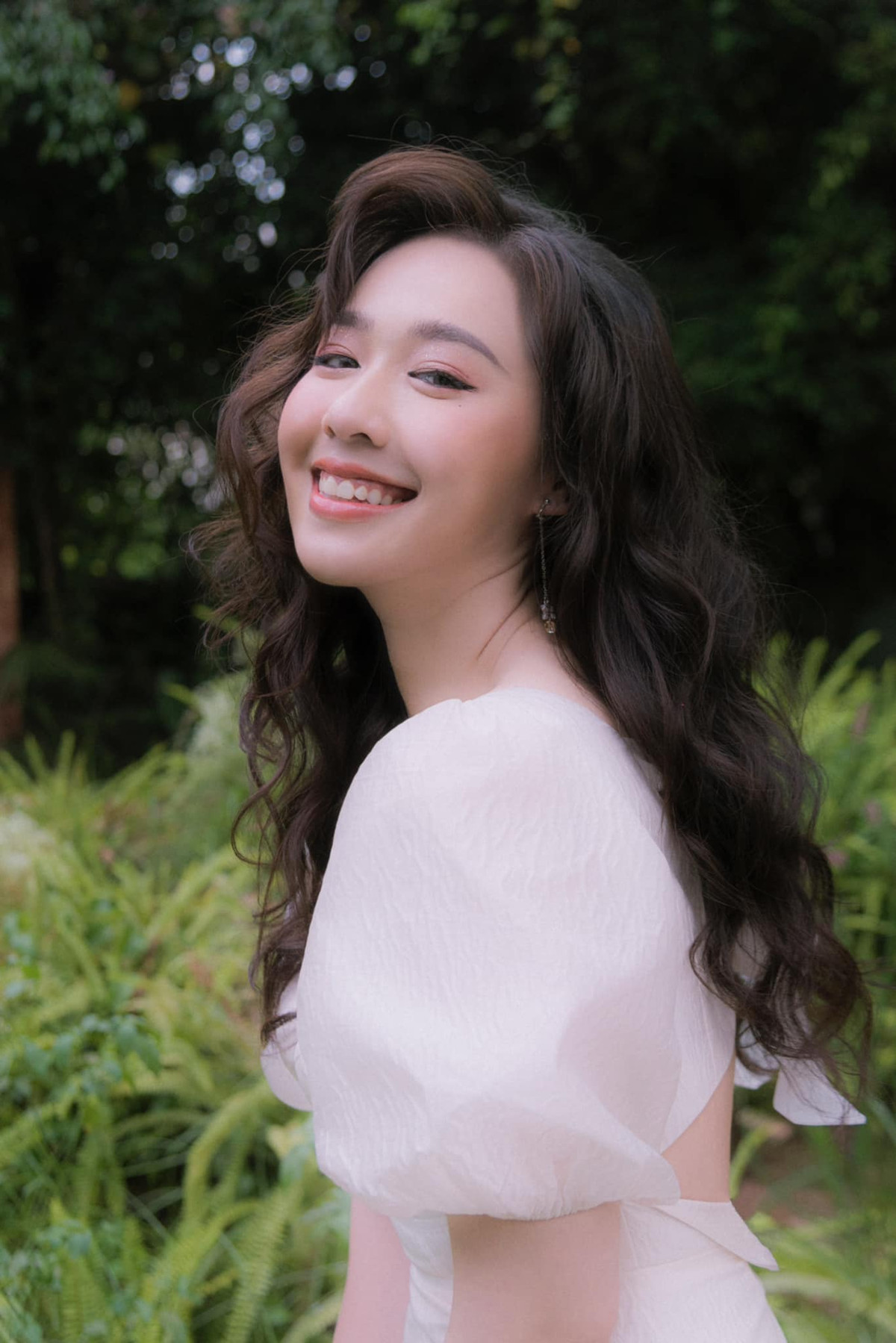 Cô cũng không bận tâm đến việc bị so sánh kém bạn trai nhiều tuổi mà thích thú gọi anh là "ông chú thần tượng" của mọi người.