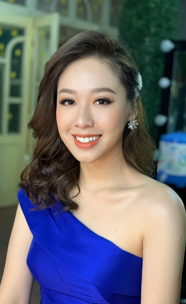 Sau màn được triệu phú công nghệ Hùng Đinh cầu hôn trên máy bay, nữ MC VTV xinh đẹp ngày càng nhận được sự quan tâm. Ảnh: Tổng hợp